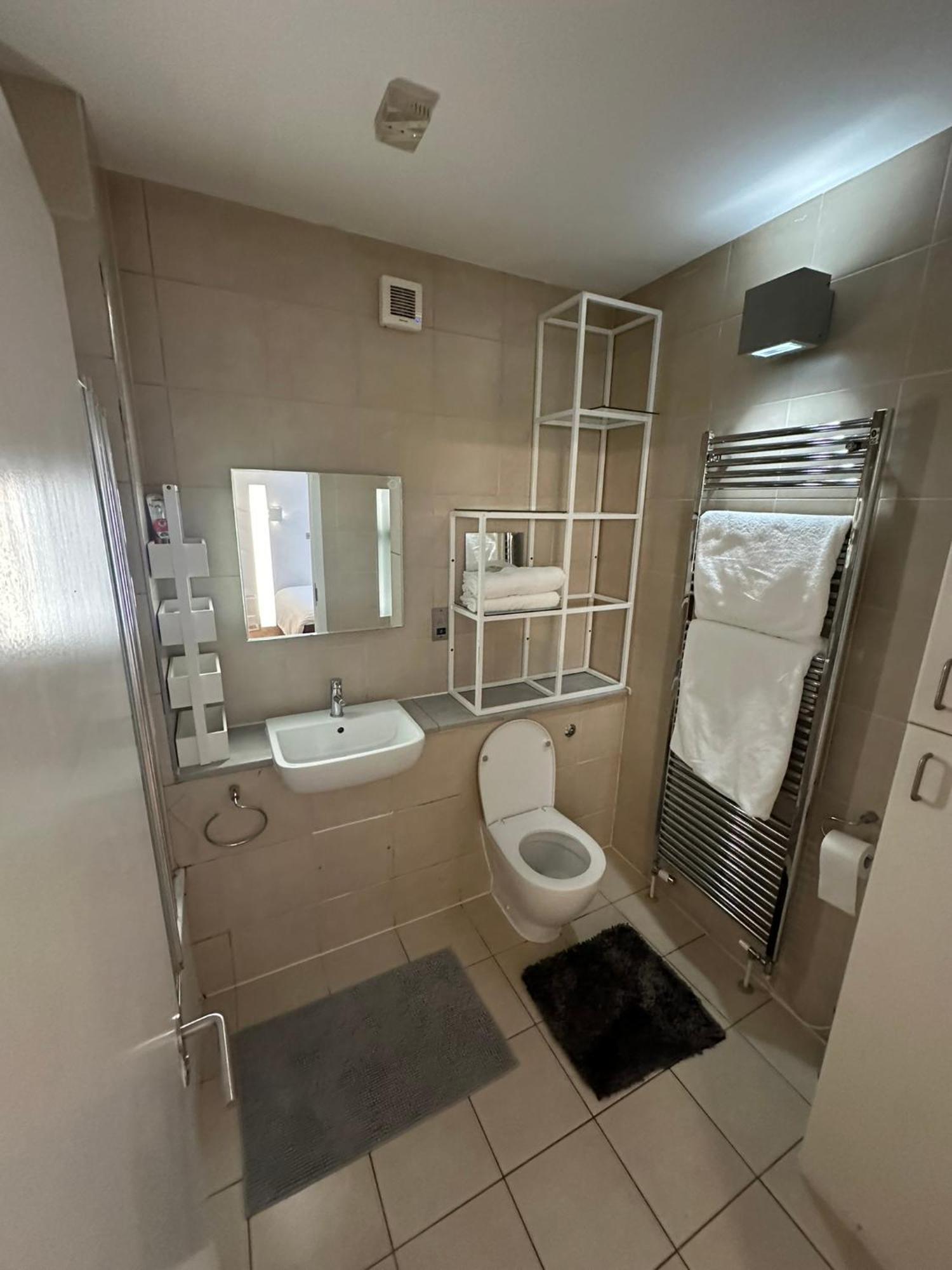 Double Bedroom With Private En-Suite Лондон Екстериор снимка
